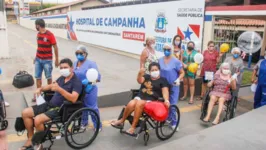 Pacientes que tiveram alta após enfrentar a Covid-19 deixam o Hospital de Campanha, em Santarém, em meio à alegria das famílias