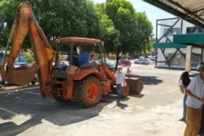 Hipertenso e preocupado com o avanço da pandemia, ele foi ao drive-thru dentro da máquina que usa para trabalhos de terraplanagem