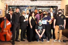 A banda contou com participações especiais para o trabalho