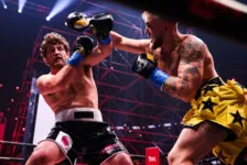 Ben Askren (direita) é atropelado pelo youtuber Jake Paul (esquerda), em luta de boxe.