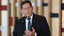 Questionado por que o governo cometeu essa falha, Mourão responsabilizou a área de comunicação do governo, a qual chamou de "claudicante."