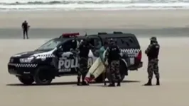 Imagem ilustrativa da notícia Surfista tem prancha retida por policiais em Salinópolis por descumprir medida restritiva. Veja!