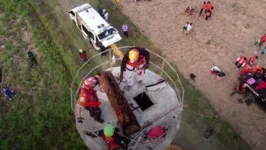Um vídeo mostra o momento em que a equipe consegue resgatar o homem 