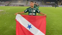 Rony carregando a bandeira do Pará na final da Libertadores.