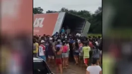 O caminhão teria caído em uma valeta e o baú foi arrombado para o saque