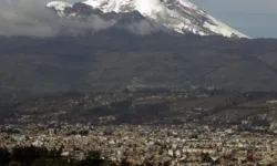 Imagem ilustrativa da notícia Cinzas de vulcão cobrem cidades no Equador; assista!