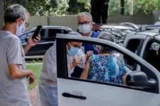 Em Belém, a vacinação para o grupo de 85 anos encerra às 17h, Já em Ananindeua, a retomada da vacinação começa amanhã (27).