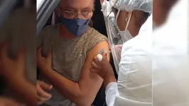 Imagem ilustrativa da notícia Nilson Chaves é vacinado contra a Covid-19 em Belém