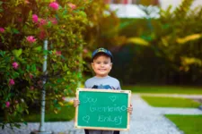 Desde os 3 anos a criança batalha contra a leucemia.