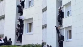 Jovens fazem "escada humana".