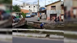 Imagem ilustrativa da notícia Homens pescam em canal de Belém antes da Semana Santa