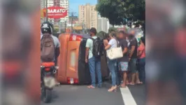 Pedestres ajudaram a mulher.