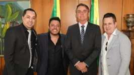 Na imagem, Uugton está ao lado do presidente Jair Bolsonaro e da dupla Bruno e Marrone