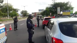 Agentes fiscalizando o movimento na cidade de Belém.