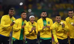 Jogadores carregando a medalha das olimpíadas Rio-2016.