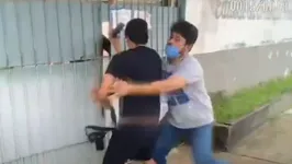Fotógrafo ainda tentou recuperar a câmera, mas o agressor conseguiu entrar na escola.