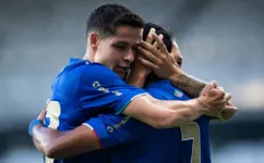 Airton, camisa 7, em comemoração com seus companheiros de equipe/ 