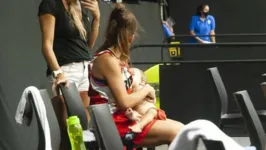 A jogadora argentina Antonella González, do Tomás de Rocamora, amamentou a filha durante uma partida de basquete.