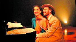 “A Reinvenção do Amor” traz os atores Aline Deluna e Marcelo Nogueira como um casal que divide a paixão pelos clássicos românticos do cinema