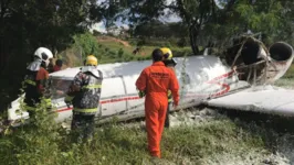 Acidente deixou duas pessoas presas nas ferragens da aeronave