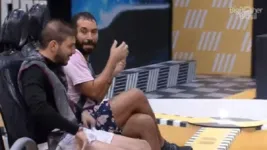 Imagem ilustrativa da notícia Brothers têm conversa quente e Caio pergunta a Gil: 'Prefere que introduza?