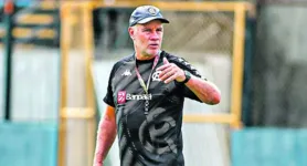 Paulo Bonamigo recomeça hoje a trabalhar com o elenco azulino de forma presencial

