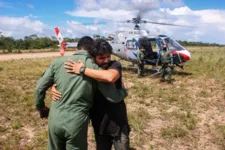 O piloto Antônio Sena em um forte abraço a integrante do Grupamento Aéreo de Segurança Pública, que o levou de volta para casa.