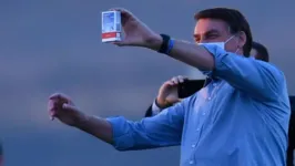 Bolsonaro em mais uma de suas aparições públicas onde exibia o remédio para seus apoiadores.