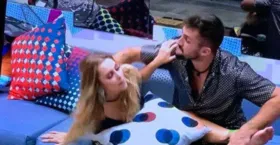 Imagem ilustrativa da notícia Arthur força beijo com Carla e expulsão pode acontecer