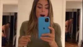 Daniella Cicarelli acabou mostrando o marido em um momento íntimo, enquanto conversava com seguidores no Instagram. 