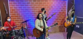 Durante live a vocalista Débora Souza lança novo canal no YouTube