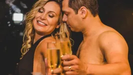 Imagem ilustrativa da notícia No colo do marido, Urach surge 'mamando' e gera comentários