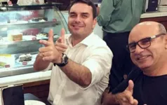 Queiroz, ex-assessor de Flávio Bolsonaro, segue em prisão domiciliar.