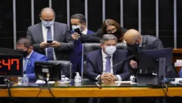 Imagem ilustrativa da notícia Câmara aprova em 2º turno PEC que recria o auxílio emergencial