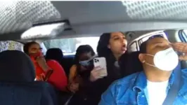 Imagem ilustrativa da notícia Vídeo: Mulher arranca máscara de motorista de aplicativo e tosse na cara dele