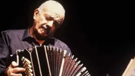 Astor Piazzolla completaria 100 anos nesta quinta-feira (11). Nascido em Mar del Plata, na Argentina, no dia 11 de março de 1921, foi, junto com a família, para os Estados Unidos aos 4 anos de idade. Com 8 anos, ganhou o seu primeiro bandoneón. Com 14, teve a honra de conhecer Carlos Gardel e se tornou amigo do mais famoso cantor de tango da história.