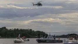 Helicóptero é usado para combater aglomerações em ilhas, como o Combu, em Belém.