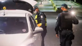 Agentes de segurança fiscalizam cumprimento do decreto.