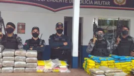 A droga foi apreendida por policiais militares durante uma fiscalização. 