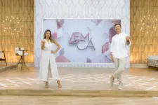 Patricia Abravanel e Gabriel Cartolano no estúdio do 'Vem pra Cá'