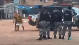 Vídeo nos mostra em detalhes a estratégia adotada pelos policiais em um clima de grande tensão