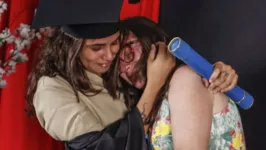 Imagem ilustrativa da notícia Jovem se veste de faxineira na formatura para homenagear a mãe 