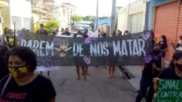 Passeata cobrando fim da violência contra as mulheres.