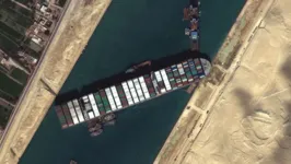 Imagem ilustrativa da notícia Navio encalhado no Canal de Suez volta a flutuar; assista!