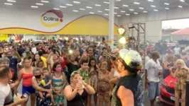 Vídeo compartilhado nas redes sociais mostra festa, aglomeração e pessoas sem máscaras dentro do estacionamento do supermercado Colina. 