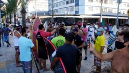 Surfistas em conversa com guardas municipais