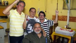 Toninho Costa (camisa listrada preta e branca) ao lado de Bob Iran, Rui Guimarães e Gerson Nogueira. Ele deixará saudade entre familiares, amigos e colegas de trabalho.