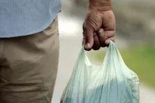 Imagem ilustrativa da notícia PGE notifica associação de supermercados por uso indevido de marca em sacolas plásticas