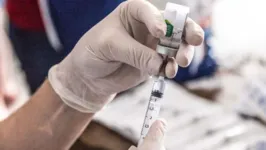 Ela teria aplicado injeções com soro fisiológico como se fossem vacinas contra a Covid-19