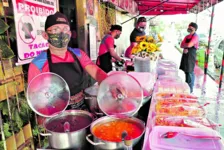 Trabalhador demonstra mercadoria que está com vendas limitadas